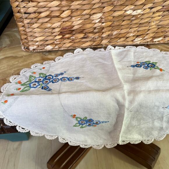 Blue flowers and oranges doily - Picture 3 of 4